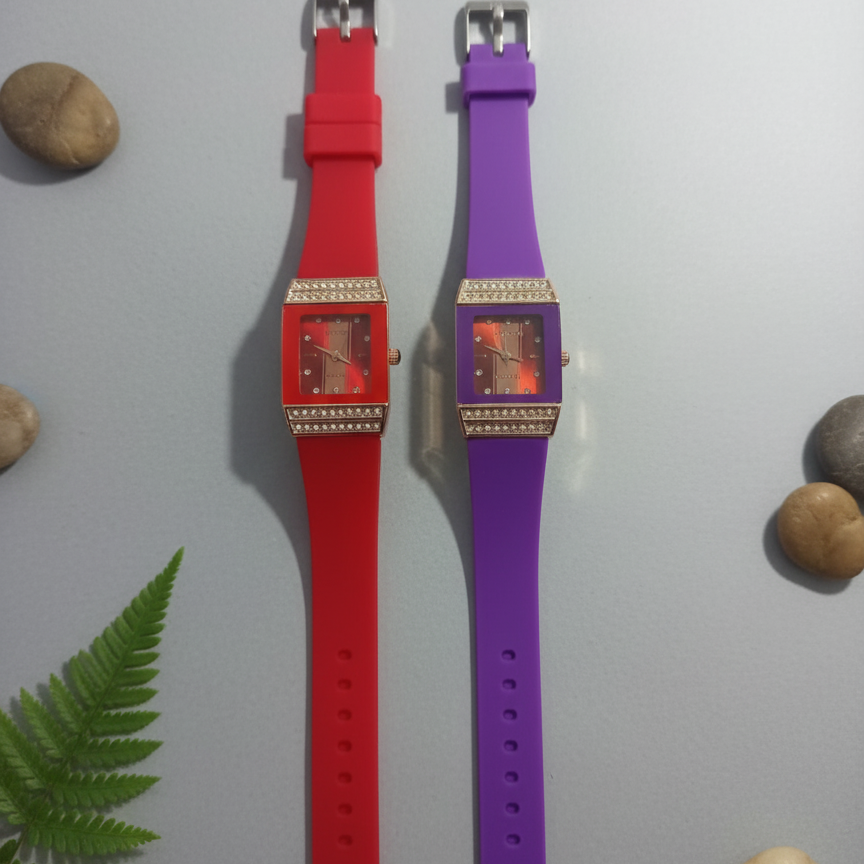 Luxury Women’s Diamond Quartz Watch – Elegant Square Dial Wristwatch With Crystal Accents And Stylish Silicone Strap (Black)