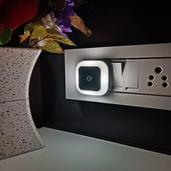 Light sensor LED night light Smart Night Lamp with Automatic Sensor Energy-Efficient Night Light for Bedroom, Living Room, and Bathroom, Ideal for Decor (white light)