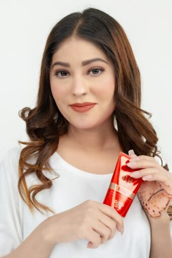 SL Basics BB Block 50g A revolutionary tinted sunscreen offering hydration, protection, and flawless coverage. Enriched with Vitamin E and Lotus Flower extract, it caters to all skin types - Image 6