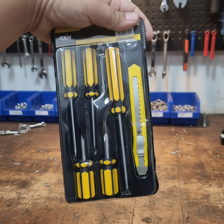 Set of 5 Screwdrivers & 1 Cutter – High Quality Hand Tool Kit with 2 Straight, 3 Cross Screwdrivers & Sharp Cutter for Household and DIY Use - Image 5